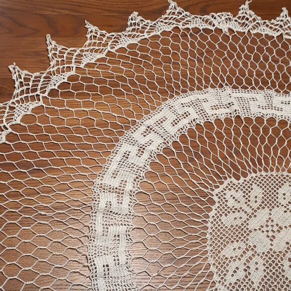 Gorgous vintage 45" hand crocheted ecru table cover - Picture 4 of 8